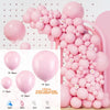 Eine große Anordnung pastellrosa Ballons, die eine dekorative Girlande oder einen Bogen bilden.