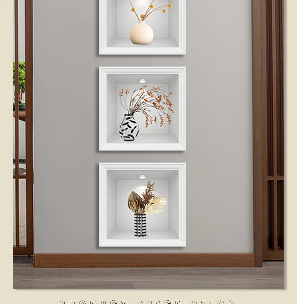 Affichage de trois pots décoratifs encadrés avec des arrangements floraux séchés sur un mur gris clair.
