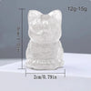 Ornement en cristal sculpté à la main, chat avec des oreilles arrondies et un corps trapu, sur fond blanc.