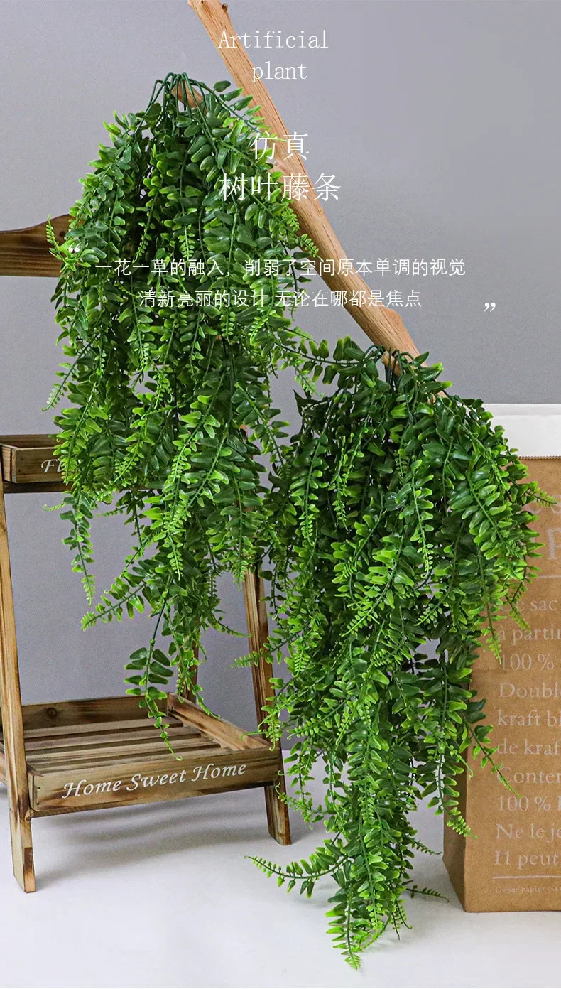 Une plante artificielle verte luxuriante avec de longues feuilles retombantes, suspendue sur un support en bois.