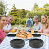 Una familia disfrutando una comida al aire libre con platos de papel desechables sobre un mantel a cuadros.