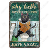 Décor mural vintage en métal avec un chat noir assis sur une cuvette et le texte : Why hello sweet cheeks have a seat
