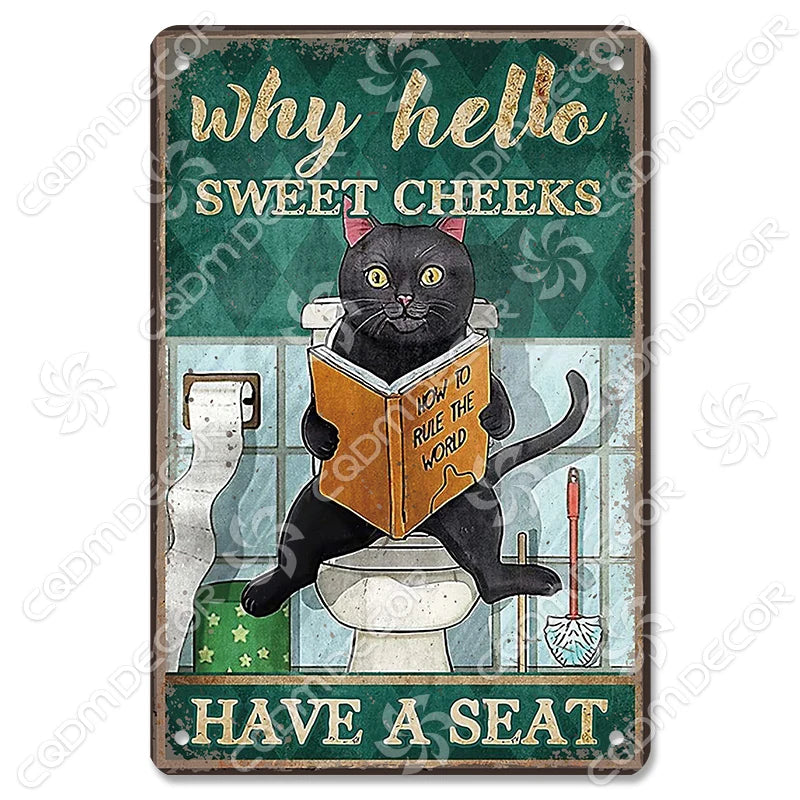 Décor mural vintage en métal avec un chat noir assis sur une cuvette et le texte : Why hello sweet cheeks have a seat