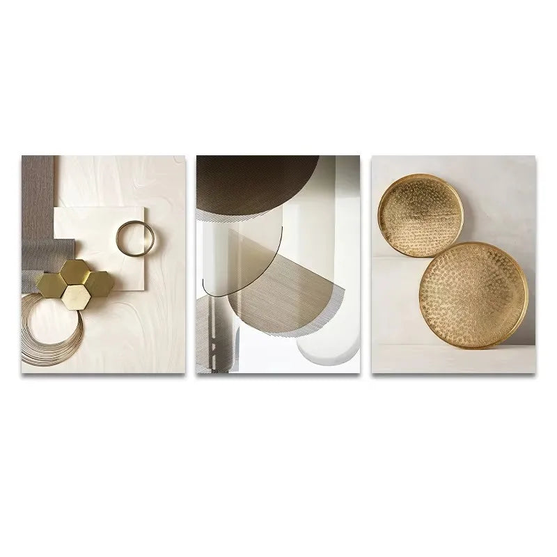 Un ensemble de trois œuvres d'art murales abstraites géométriques en marbre, tons or et beige.