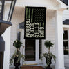 Banner negro con texto verde que dice 'Beer & Freedom Guns and Titties' para un evento en patio exterior