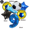 Un set de six ballons de football et d'étoiles bleus et jaunes, dont un ballon en forme de lettre.