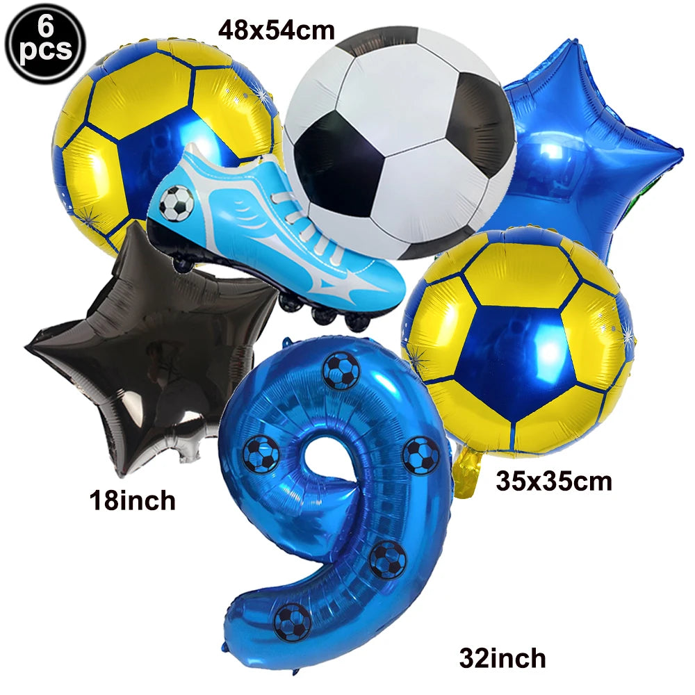 Un set de six ballons de football et d'étoiles bleus et jaunes, dont un ballon en forme de lettre.