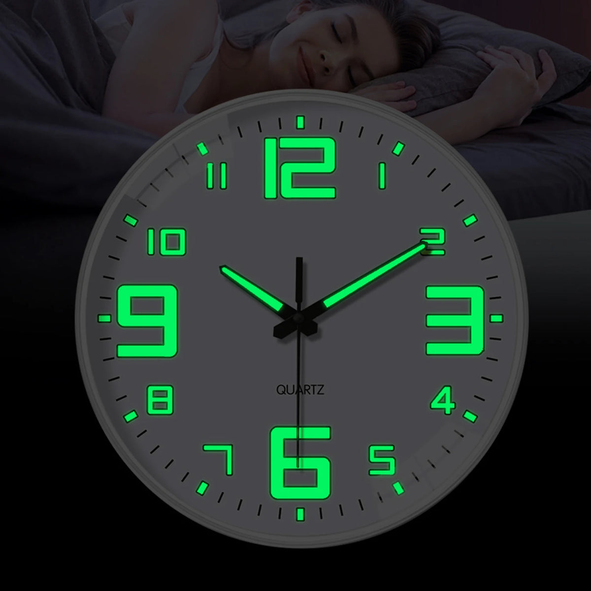 Une horloge numérique ronde verte avec des aiguilles noires posée sur la poitrine d'une personne dans une pièce faiblement éc