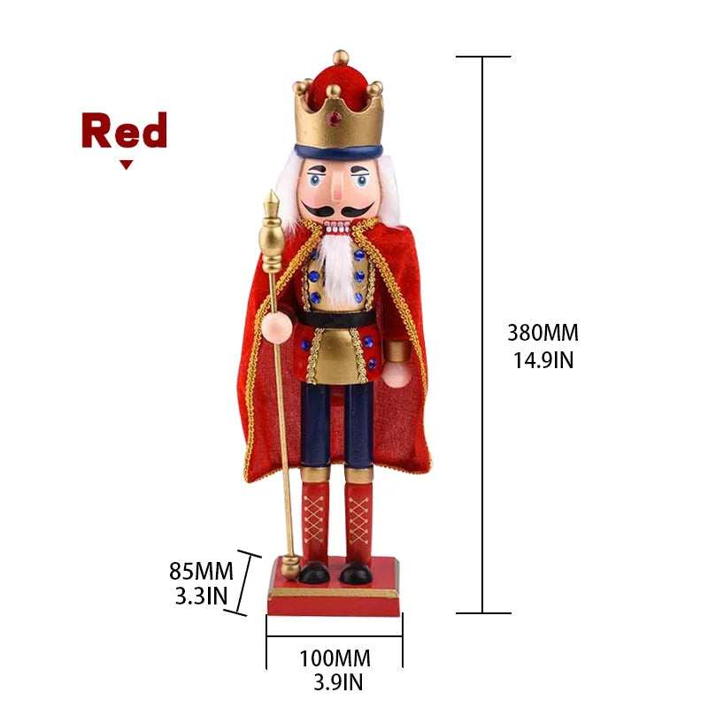 Un ouvre-noisettes en bois rouge avec une couronne dorée et un manteau rouge, debout.