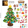 Árbol de Navidad decorado con adornos y luces de fieltro, incluyendo estrellas, regalos y figuras de temporada.