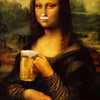 Pintura de una mujer similar a la Mona Lisa, con una marca blanca en su rostro, en un paisaje.