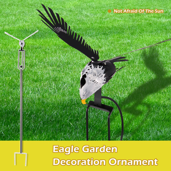 Schwarzer Adler Windspiel Garten-Dekoration auf grünem Gras.