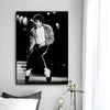 Schwarz-weißes Foto von Michael Jackson, der auf der Bühne auftritt.