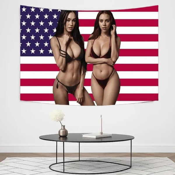 Eine Frau in schwarzer BH und Unterwäsche vor einem amerikanischem Flaggen-Tapestry.