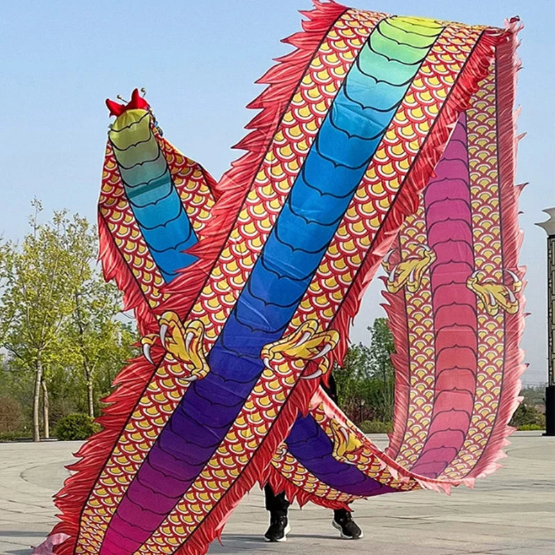 Un vibrante accesorio de fitness de danza de dragón con escamas y aletas coloridas, exhibido al aire libre.
