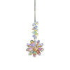 Un diffuseur solaire de tournesol en cristal suspendu avec de multiples pétales de verre transparent et coloré.