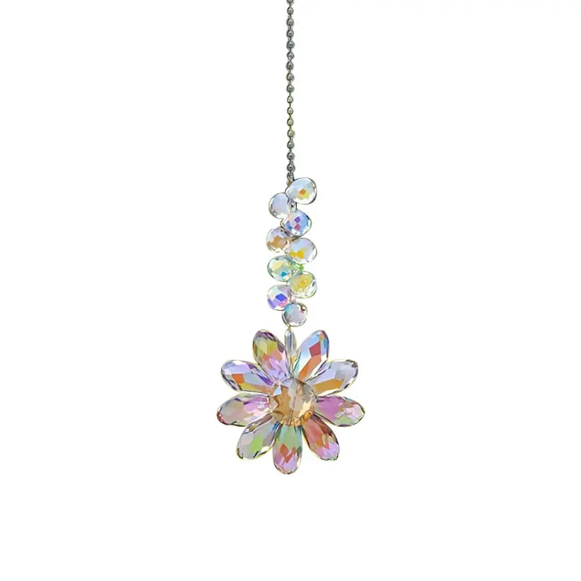 Un diffuseur solaire de tournesol en cristal suspendu avec de multiples pétales de verre transparent et coloré.