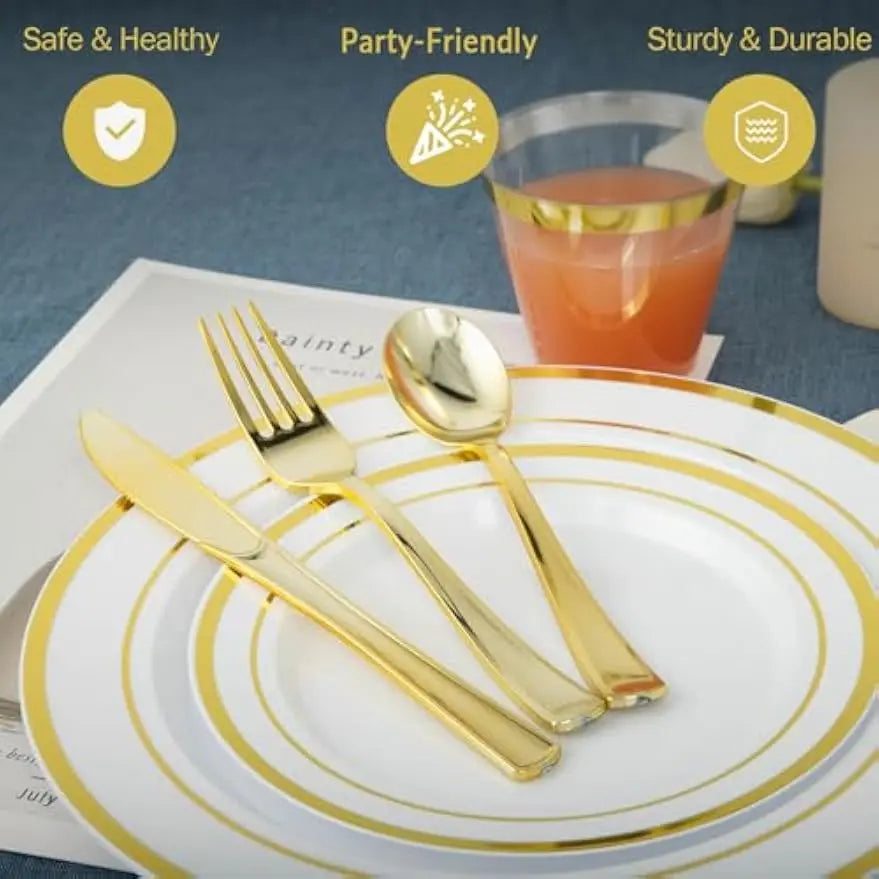Un set de vaisselle en plastique jetable avec une bordure dorée, à côté d'un verre de jus d'orange