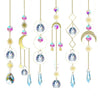 Collection de décorations suspendues en cristal et gemmes de différentes formes et couleurs.