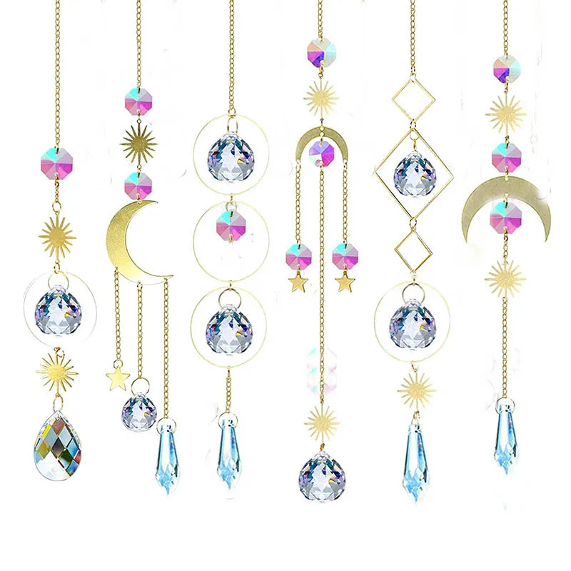 Collection de décorations suspendues en cristal et gemmes de différentes formes et couleurs.