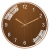 Runder Wanduhr mit Holzmaserung und goldenen Akzenten, die Zeit anzeigt.