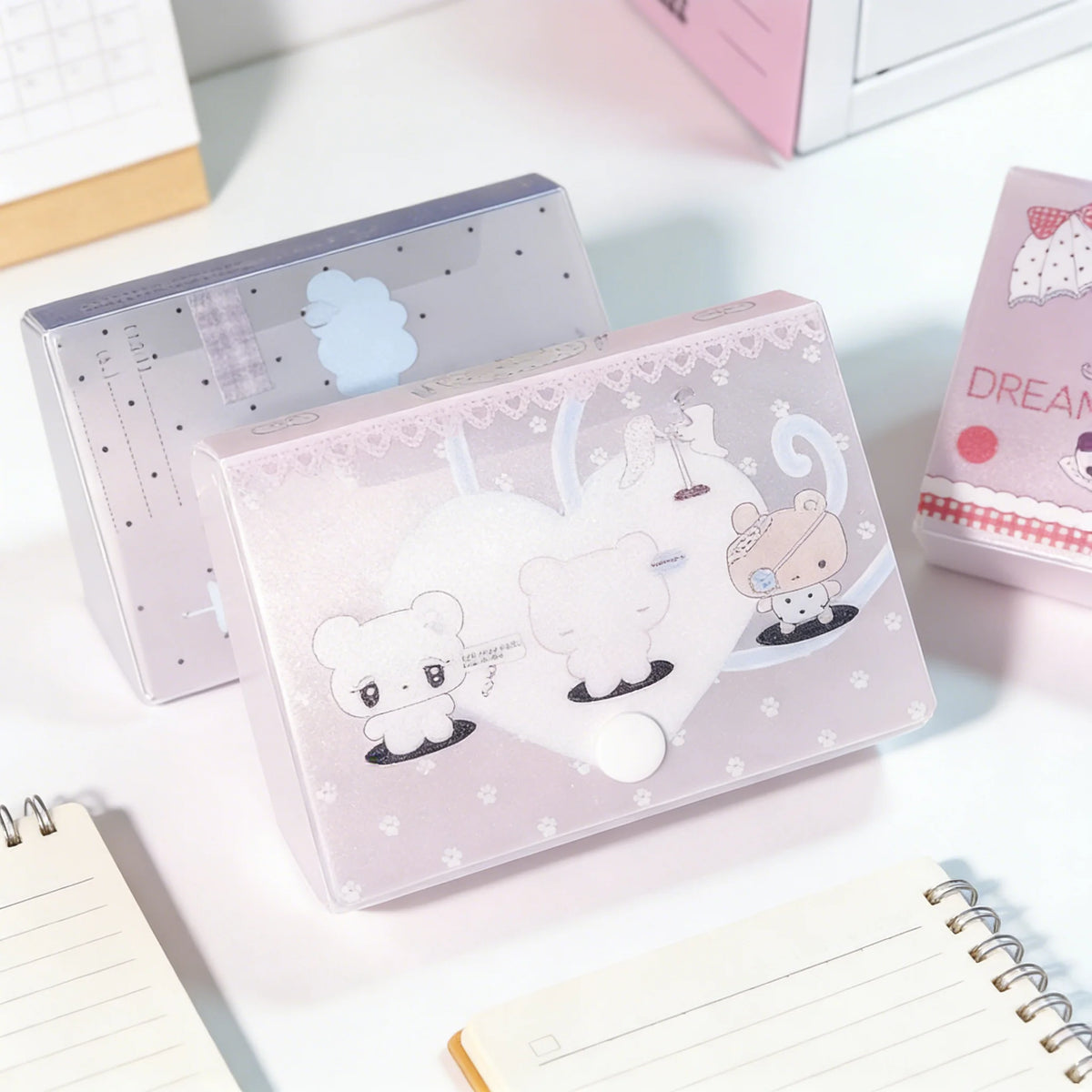 Caja minimalista rosa para almacenar pegatinas y tarjetas con diseños de ositos lindos.