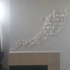Dekoratives Wanddekal mit silber- und weißen 3D-Papiermäuse über dem Kaminsims.