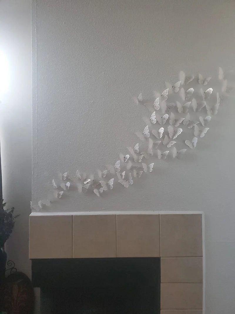 Dekoratives Wanddekal mit silber- und weißen 3D-Papiermäuse über dem Kaminsims.