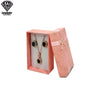 Caja de regalo de terciopelo rosa con collar y pendientes de oro dentro.