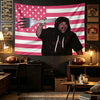 Großes Wandteppichbanner mit amerikanischem Flaggenmotiv und einer Person, die eine Gabel hält, vor roter, weißer und blauer 