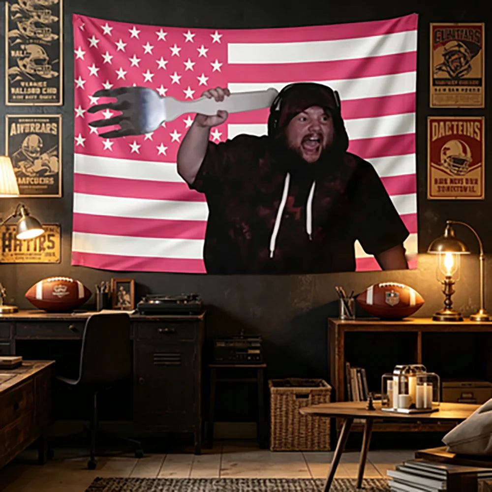 Großes Wandteppichbanner mit amerikanischem Flaggenmotiv und einer Person, die eine Gabel hält, vor roter, weißer und blauer 