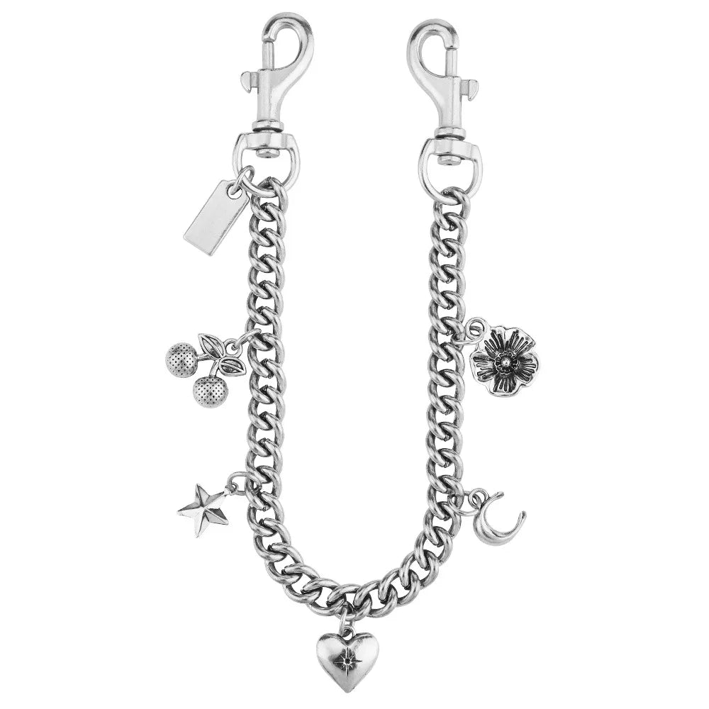 Charm de sac en chaîne argentée avec un pendentif cœur et une petite fleur.