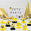 Ein Set gelber und schwarzer Papier-Centerpieces mit Bienen, Sonnenblumen und einem weißen Schild mit der Aufschrift „Lets Pa