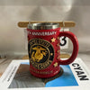 Taza de café roja con temática militar, letras doradas y un diseño de estrella.