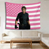 Wandteppich mit rosa-weiß gestreifter amerikanischer Flagge und Leon Kennedy.