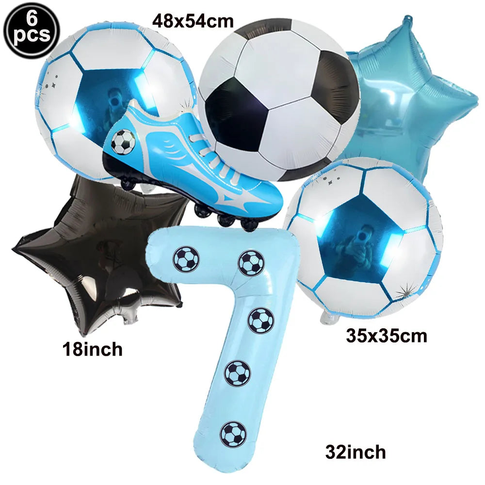 Un set de six ballons de football et un accessoire en forme de ballon de football bleu et noir.