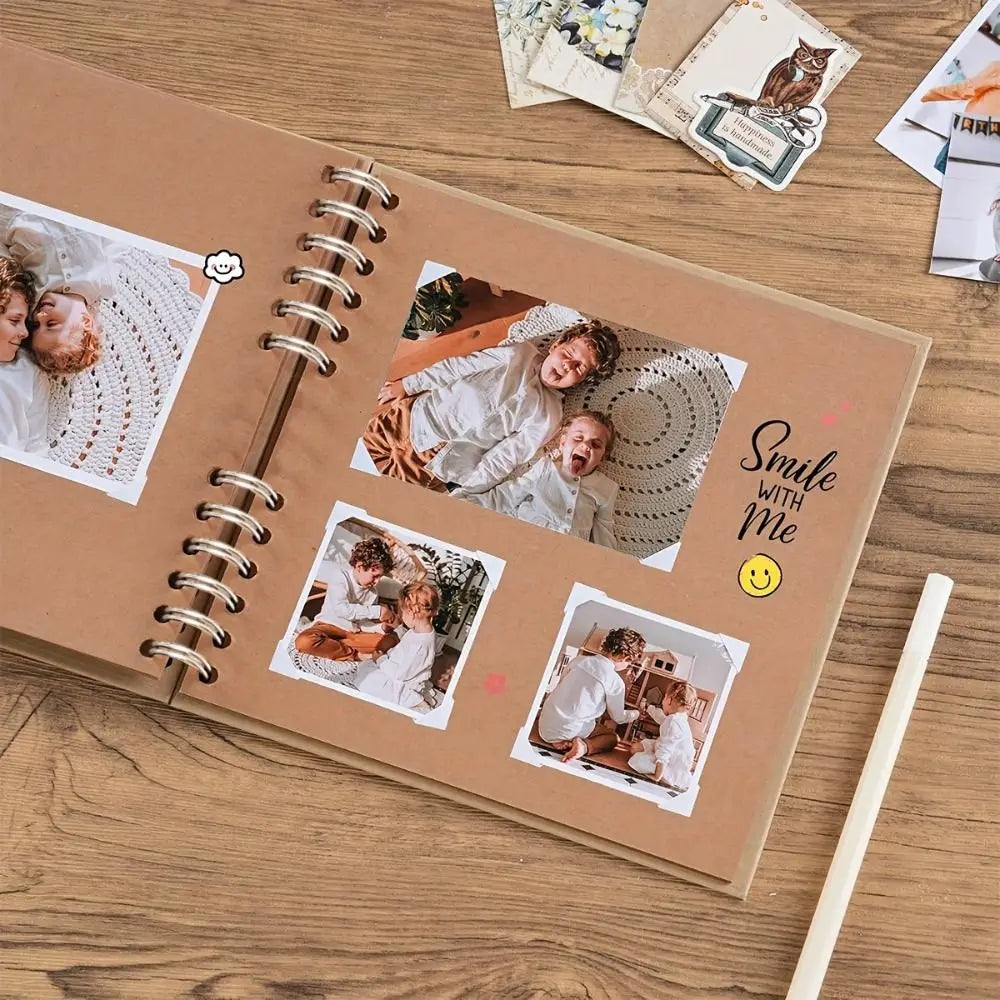 Un bloc-notes d'album photo brun à plat avec plusieurs petites photos et éléments décoratifs sur une surface en bois.