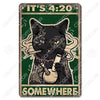 Décor mural vintage en métal avec une illustration de chat noir et le texte "Il est 4h20 et quelque part"