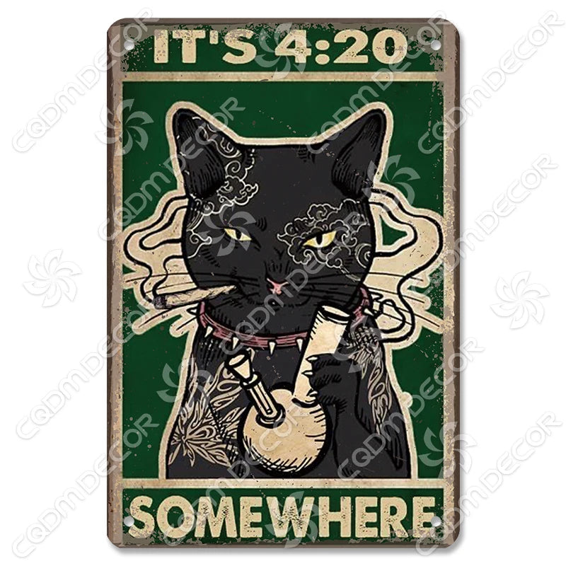 Décor mural vintage en métal avec une illustration de chat noir et le texte "Il est 4h20 et quelque part"