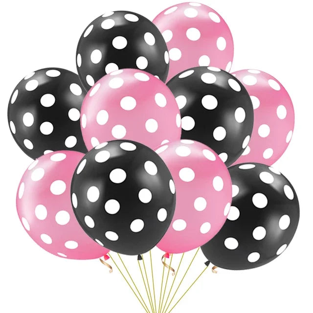 Un ramo de globos de látex negros y rosas con lunares unidos.