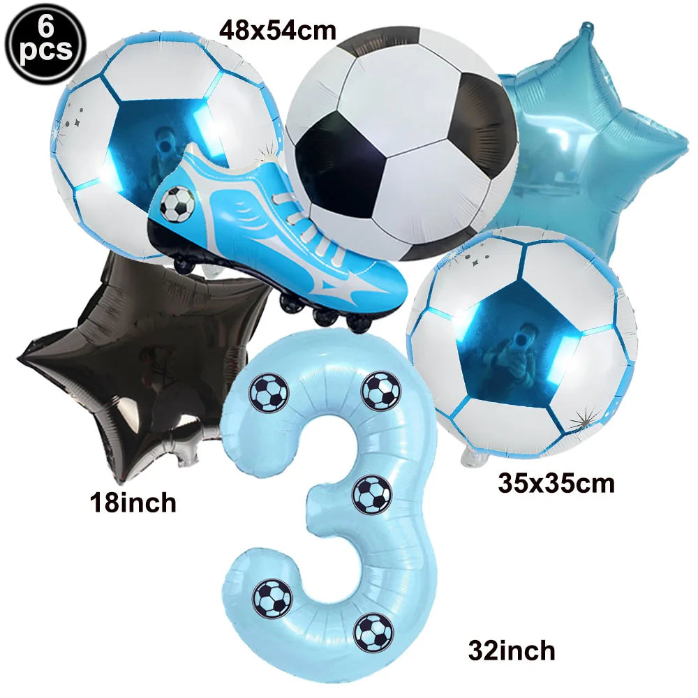 Un kit de décoration de fête comprenant six ballons de football et un grand ballon en forme de lettre bleu et noir.