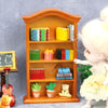 Armario de muebles en miniatura de madera con estantes y libros, junto a una muñeca bebé.