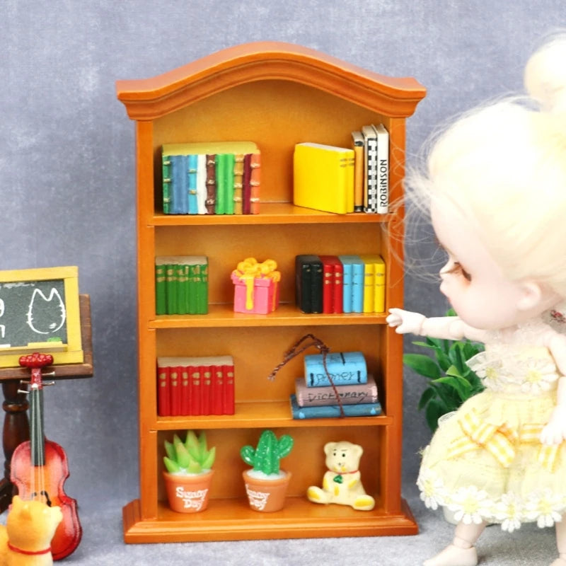 Armario de muebles en miniatura de madera con estantes y libros, junto a una muñeca bebé.