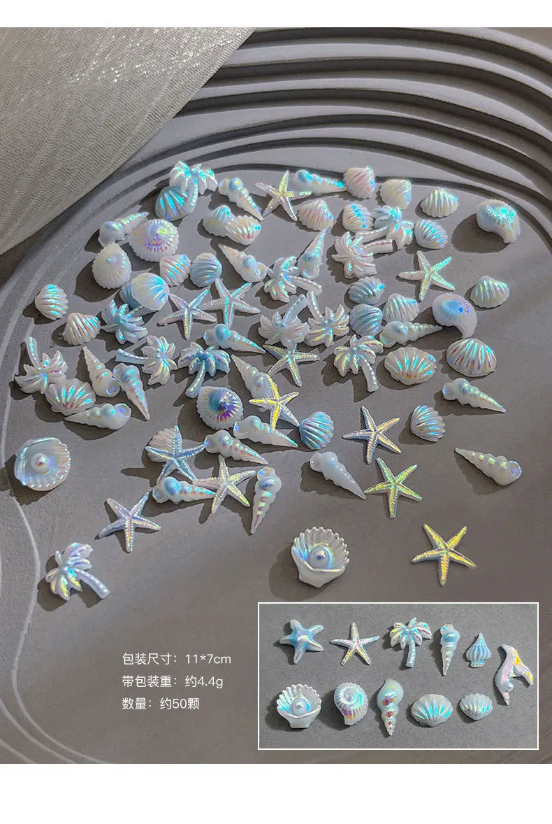 Una colección de 50 llamativos charms de uñas en forma de tortuga mini esparcidos sobre una superficie gris.