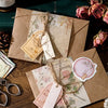 Un set d'enveloppes en papier kraft et de papier de journal texturé avec des motifs floraux et de la ficelle.