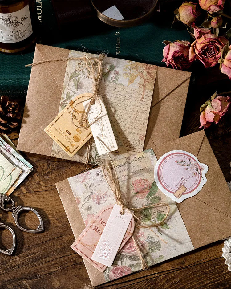 Un set d'enveloppes en papier kraft et de papier de journal texturé avec des motifs floraux et de la ficelle.
