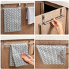 Porte-serviette en acier inoxydable sur porte, présentant des serviettes à motifs gris suspendues sur une porte de meuble en 