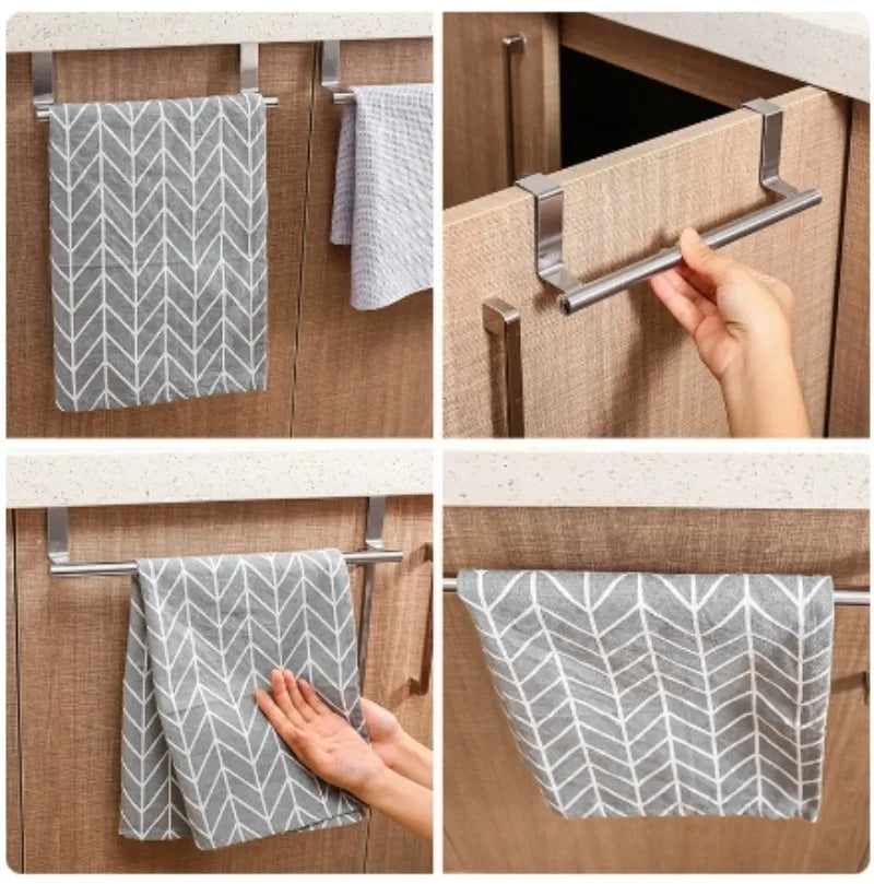 Porte-serviette en acier inoxydable sur porte, présentant des serviettes à motifs gris suspendues sur une porte de meuble en 