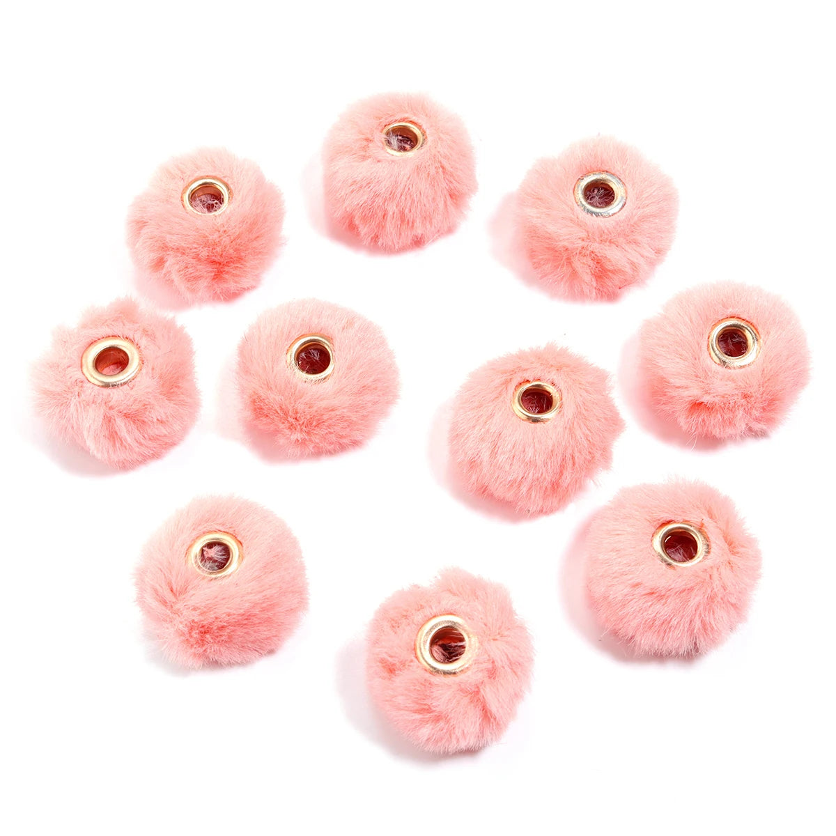 Plusieurs perles pompon roses et duveteuses avec des éléments métalliques sont présentées sur un fond blanc.