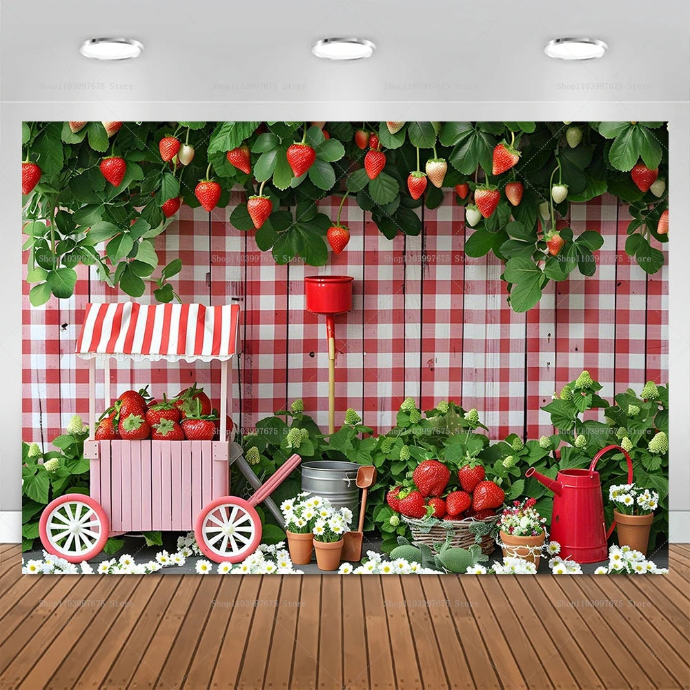 Hintergrundfoto mit üppigen Erdbeerranken und reifen Erdbeeren vor einem rot-weißen karierten Holzbildschirm